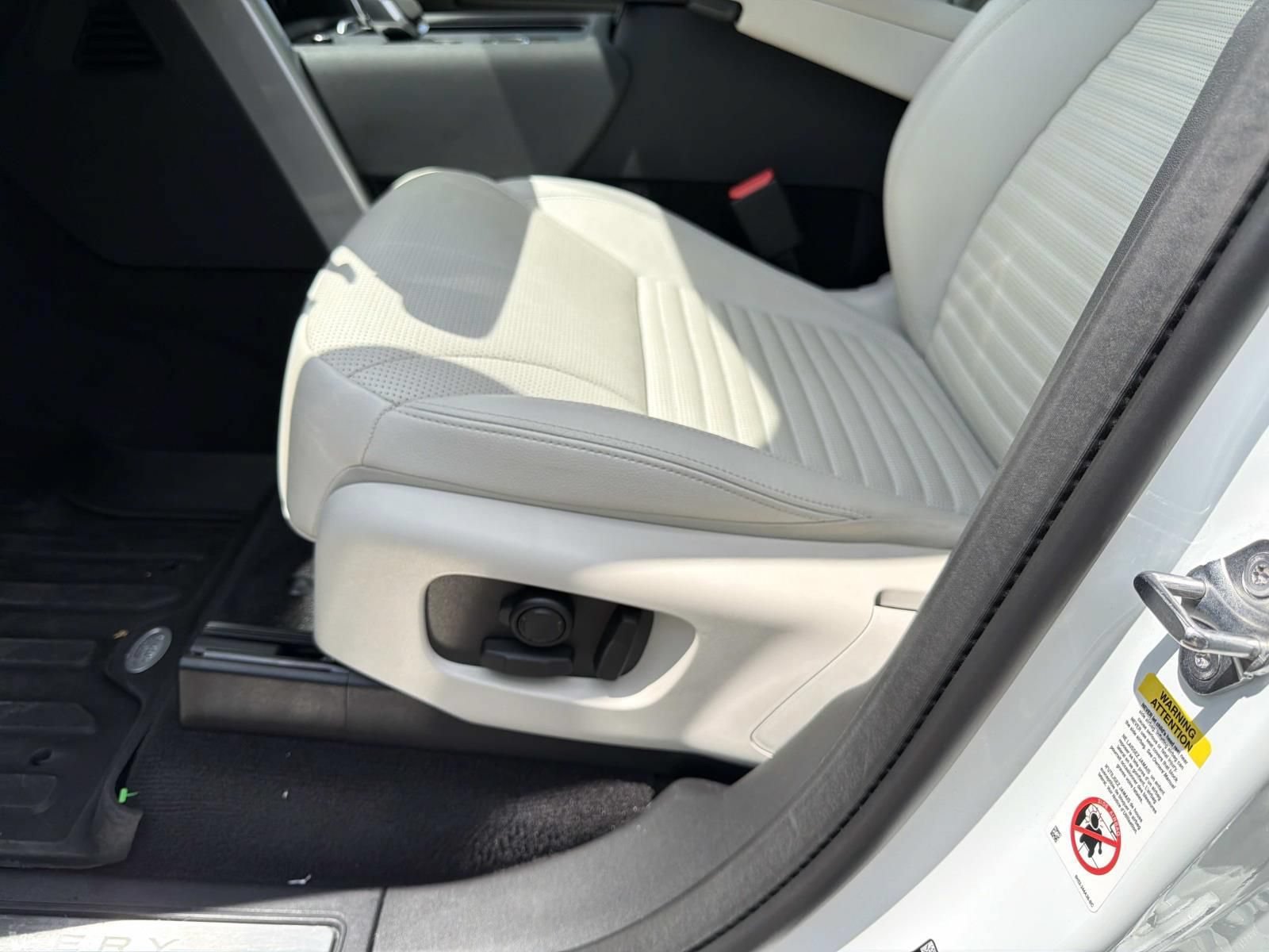 Used 2025 Land Rover Discovery S AWD/4WD image 17