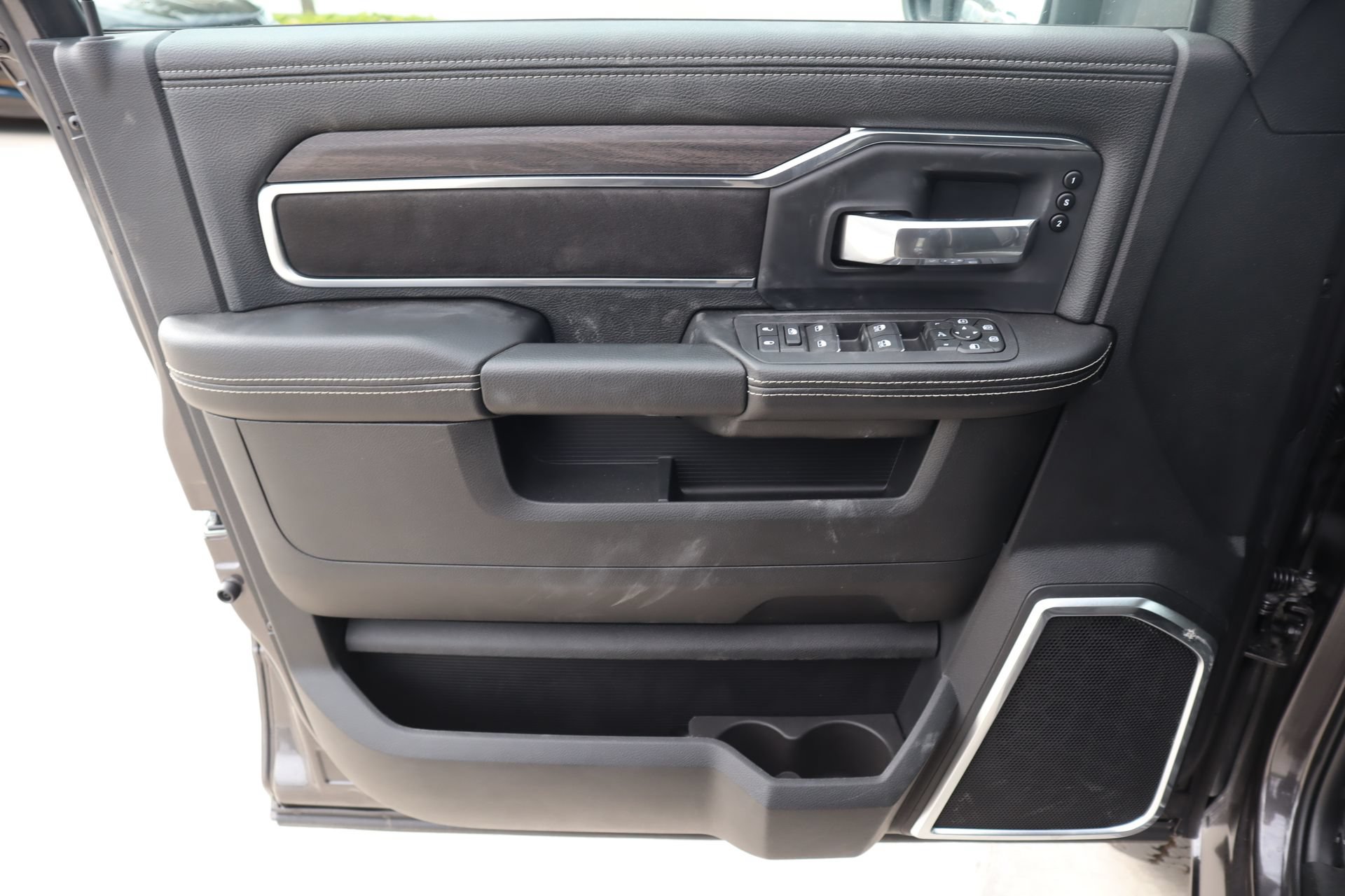 New 2026 RAM 2500 Laramie AWD/4WD image 17