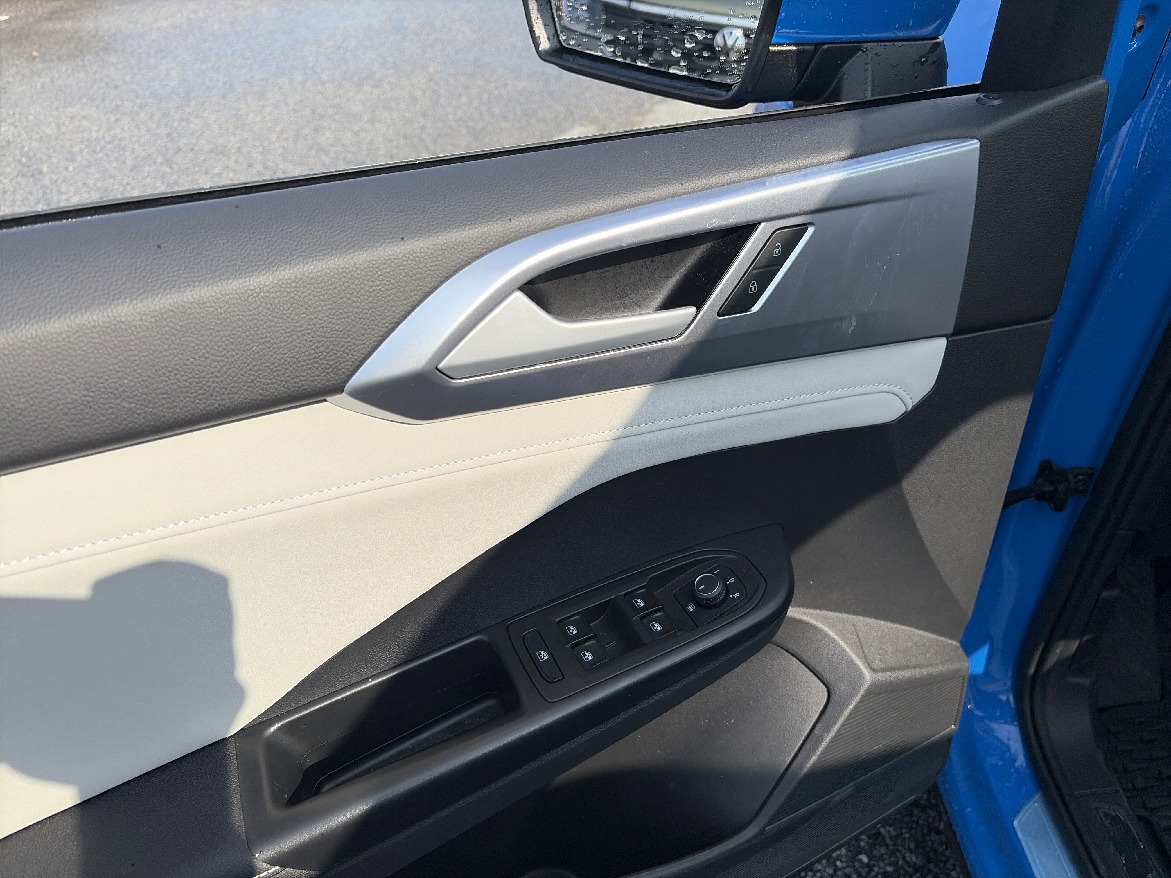 Certified 2025 Volkswagen Taos SE image 9