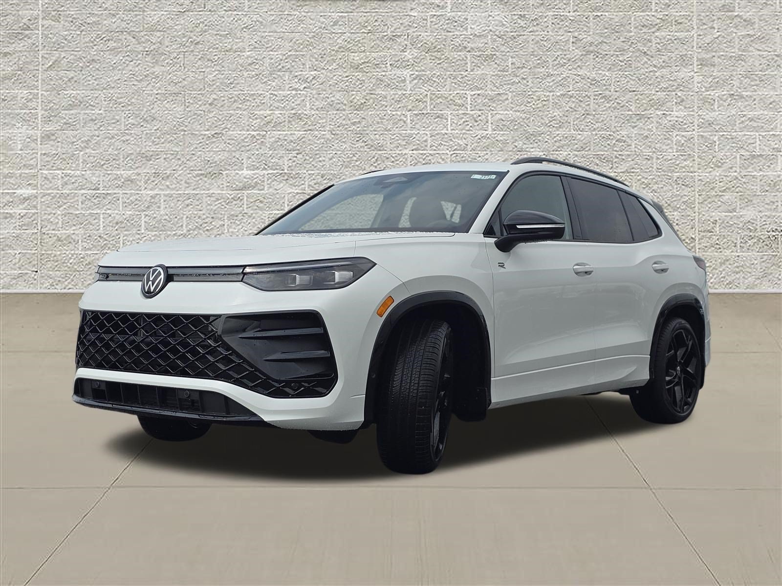 New 2026 Volkswagen Tiguan SE R-Line FWD image 3