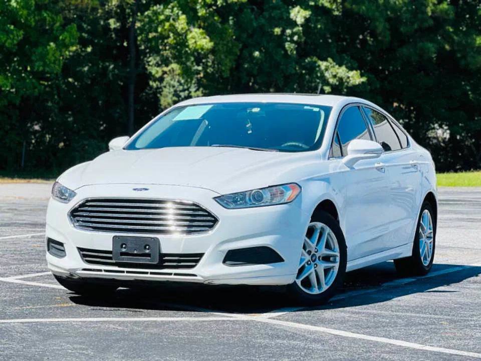 Used 2016 Ford Fusion SE w/ Equipment Group 202A image 4