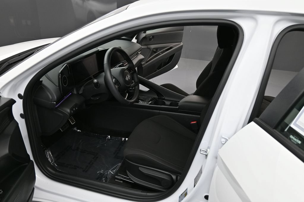 Certified 2025 Hyundai Elantra SEL FWD image 12
