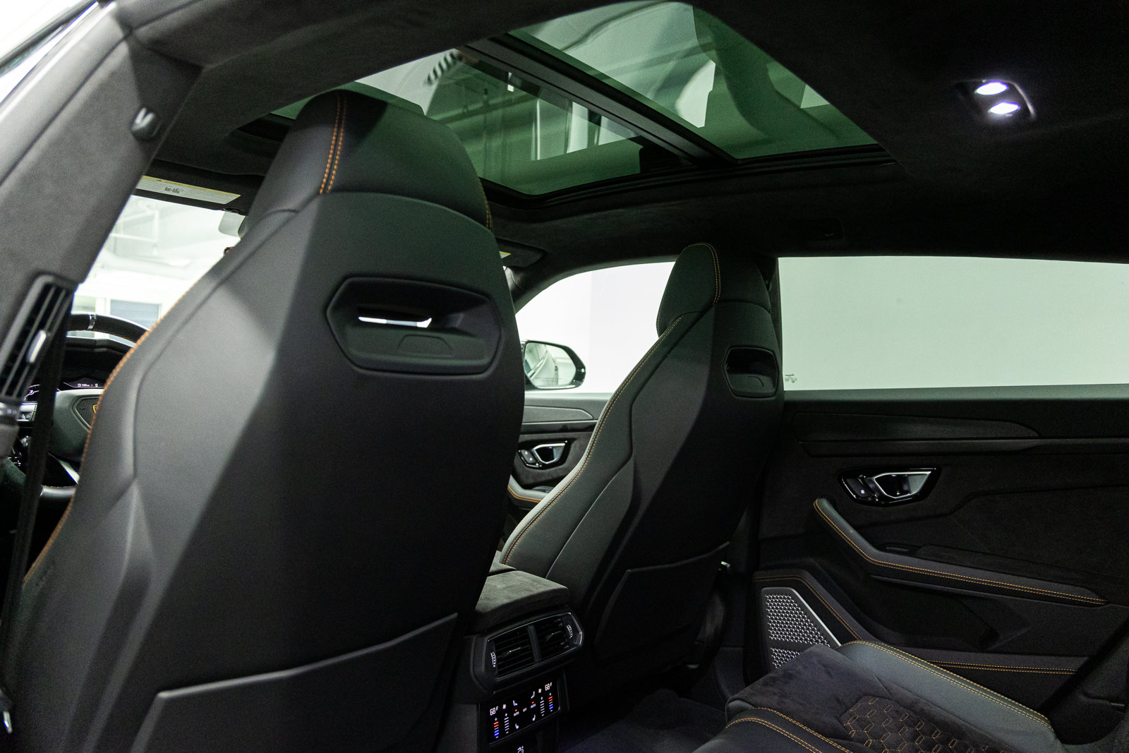 Used 2022 Lamborghini Urus AWD/4WD image 49