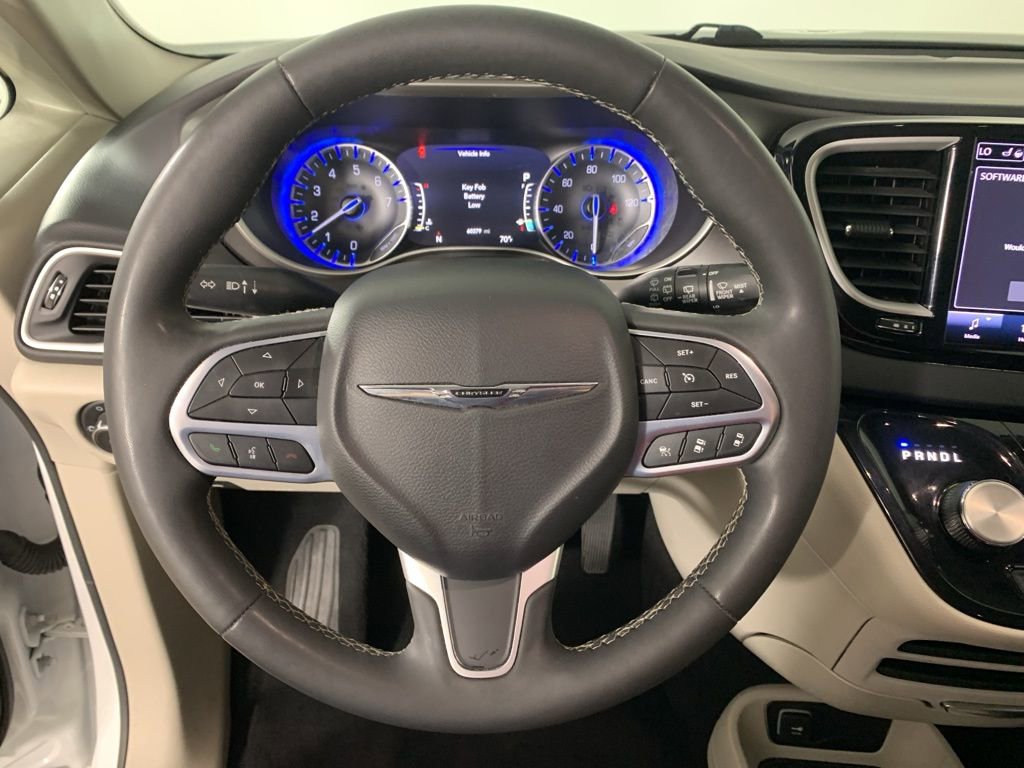 Used 2023 Chrysler Pacifica Touring-L FWD image 21