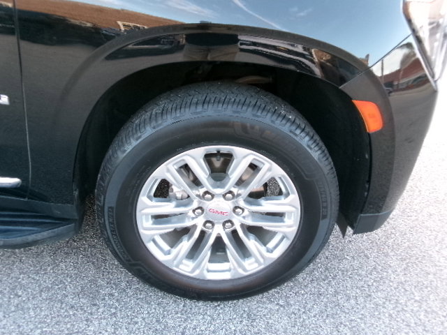 Used 2023 GMC Yukon SLT w/ SLT Premium Package image 9