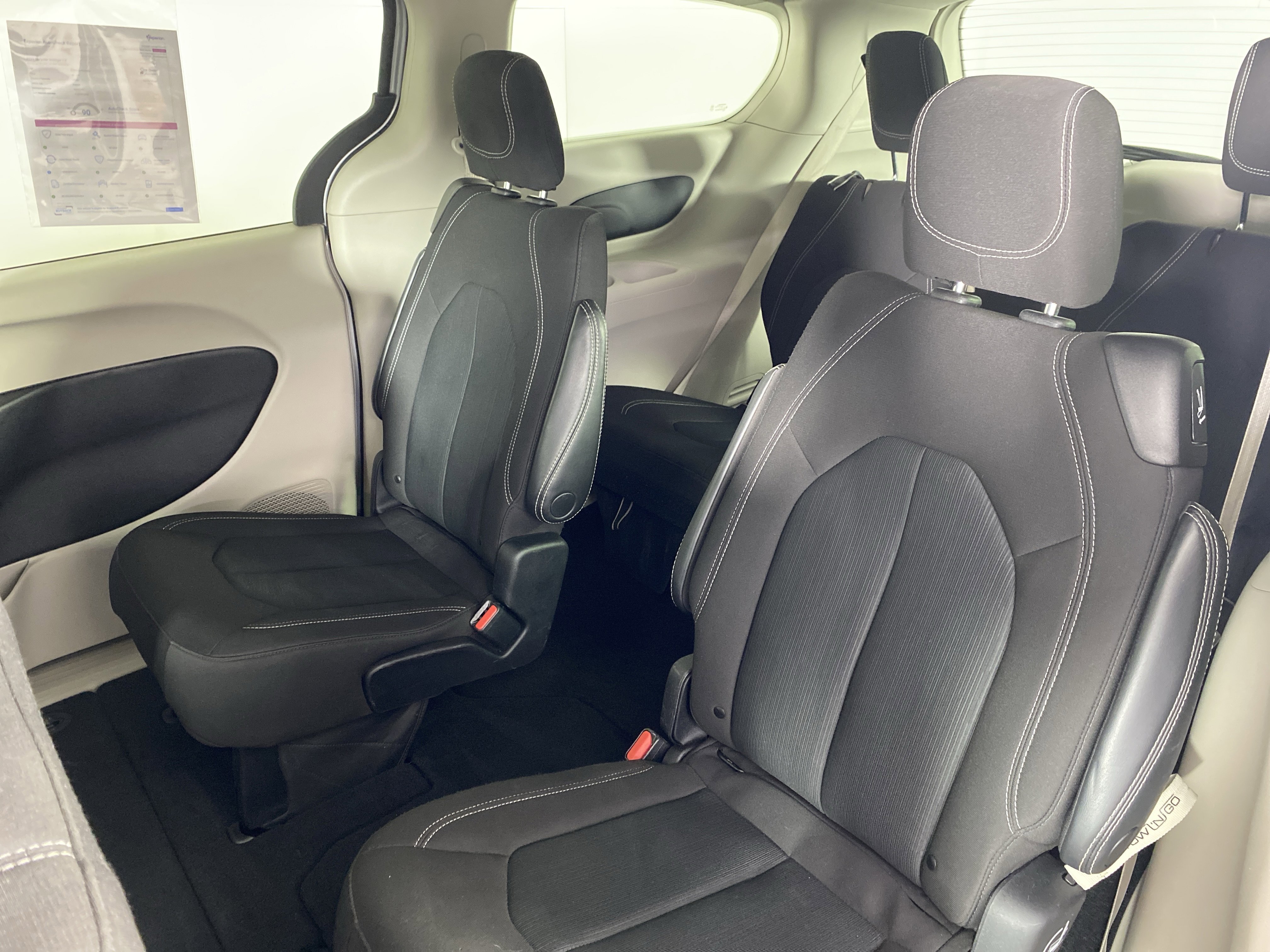 Used 2023 Chrysler Voyager LX image 33