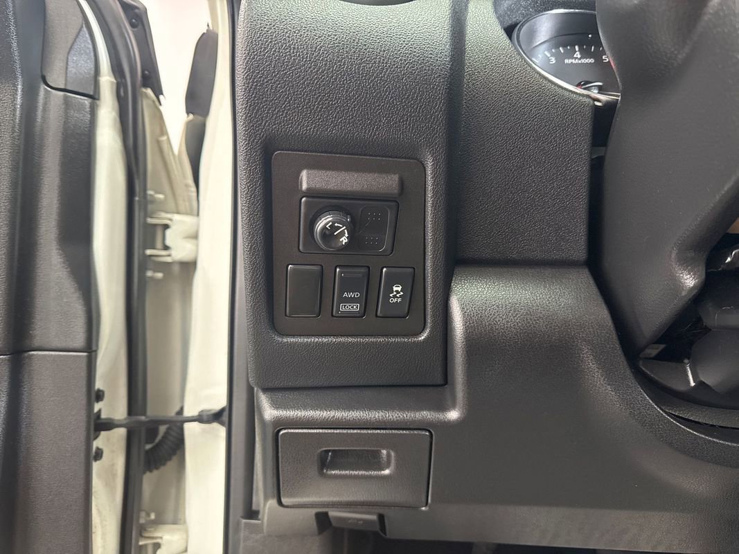 Used 2013 Nissan Rogue SV w/ Premium Pkg image 11