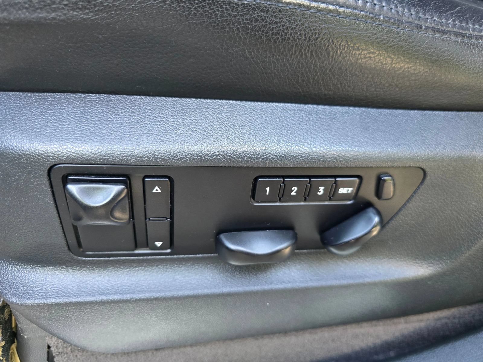 Used 2004 Porsche Cayenne S AWD/4WD image 25