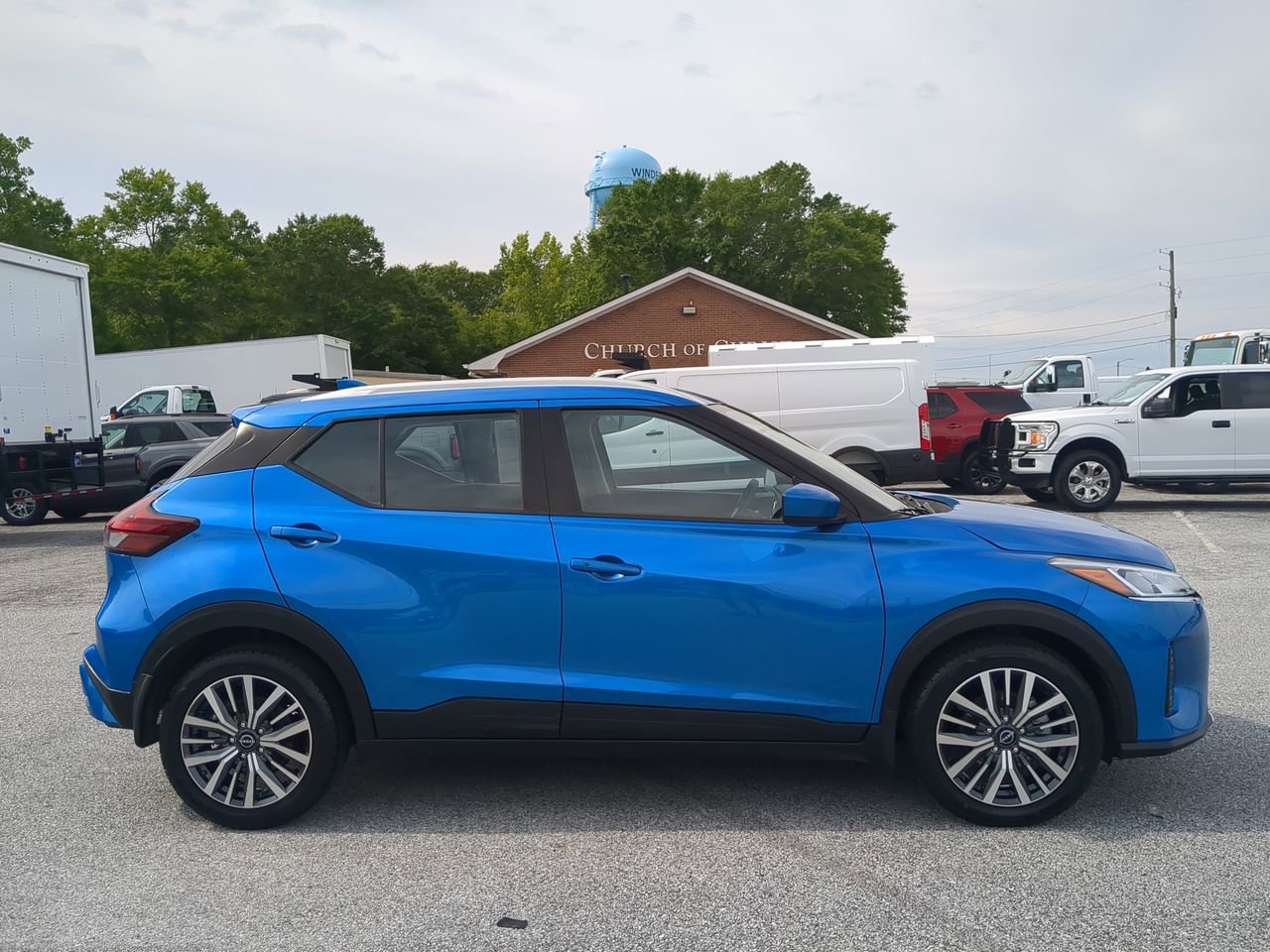 Used 2024 Nissan Kicks SV FWD image 2