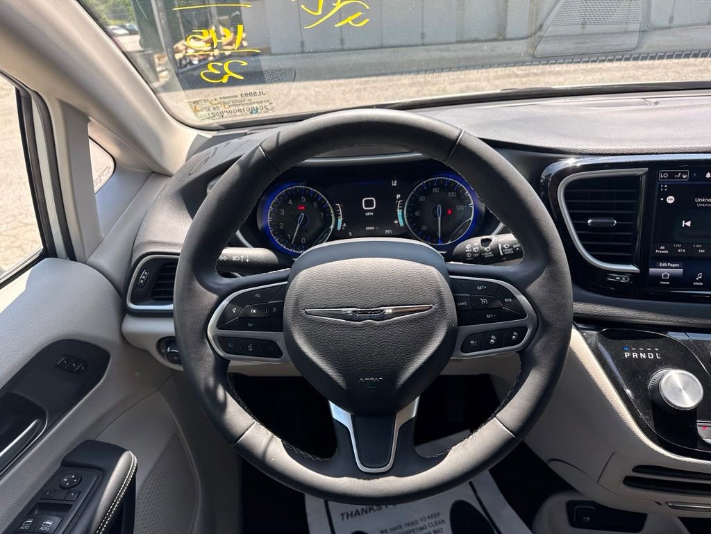 Used 2023 Chrysler Pacifica Touring-L FWD image 18