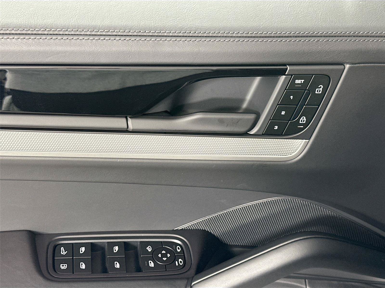 Certified 2025 Porsche Cayenne S AWD/4WD image 31