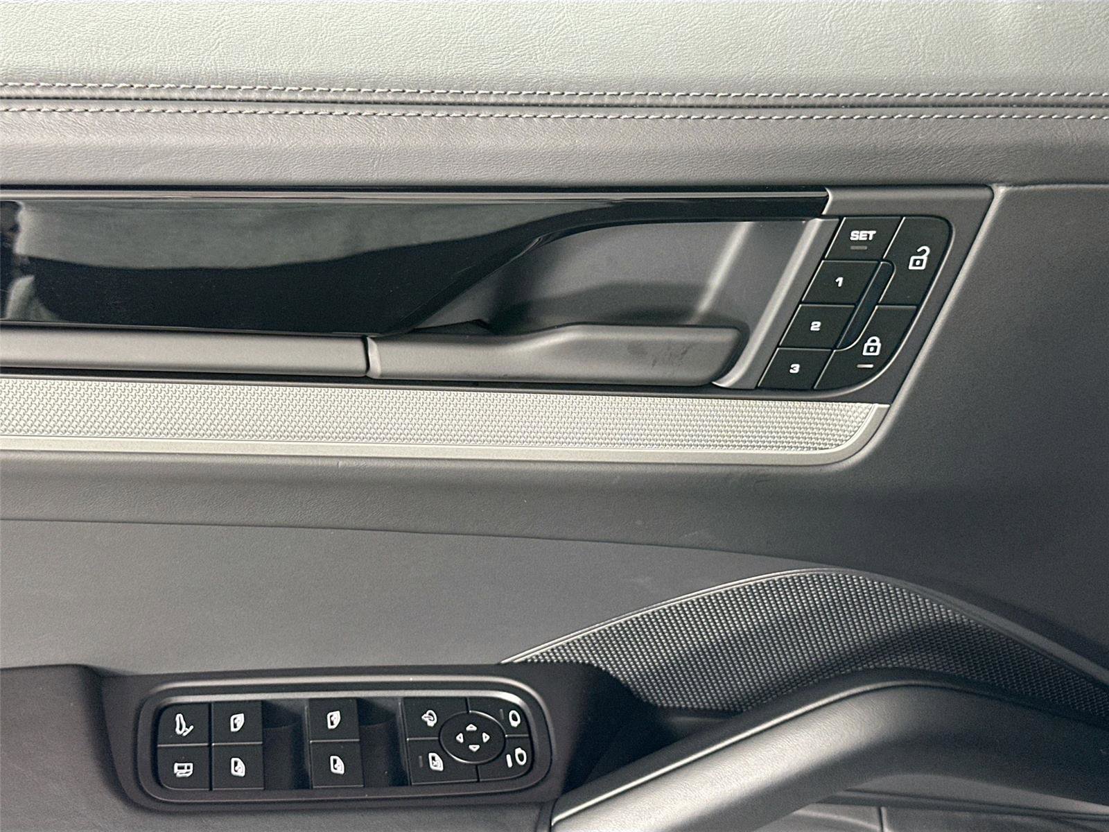 Certified 2025 Porsche Cayenne S AWD/4WD image 31
