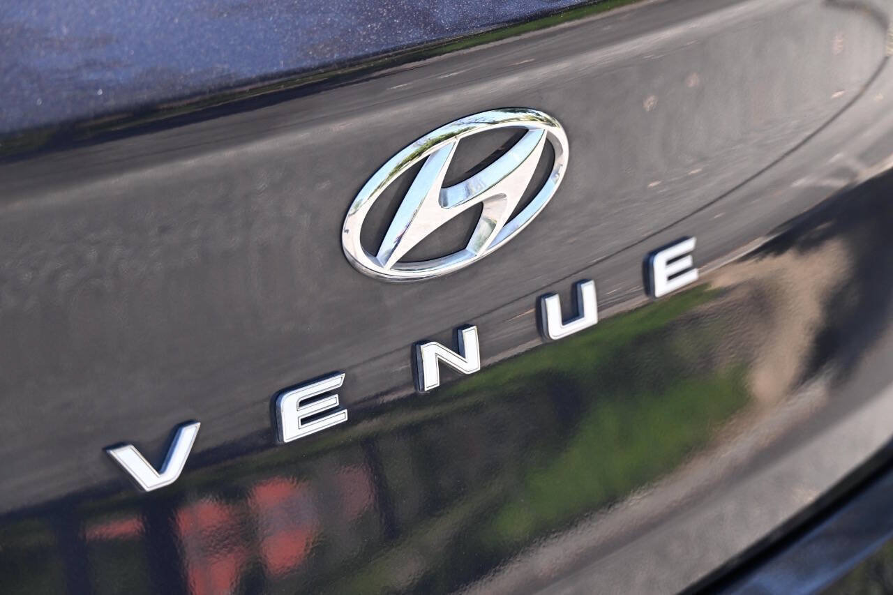 Used 2022 Hyundai Venue Limited FWD image 24