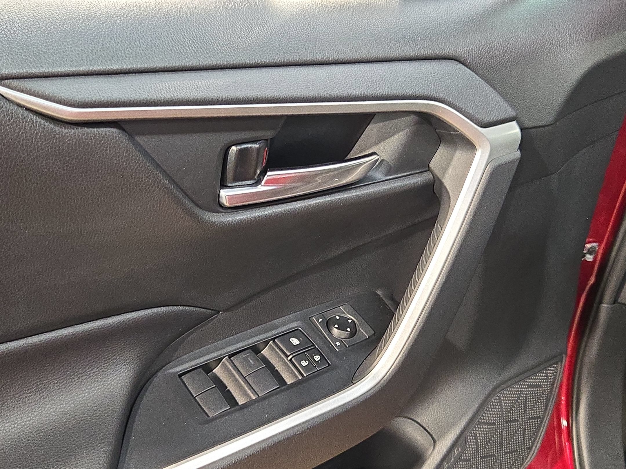 Used 2020 Toyota RAV4 XLE w/ Convenience Package FWD image 21