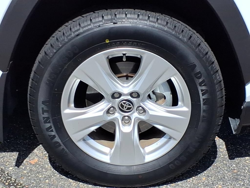 Used 2021 Toyota RAV4 XLE w/ Convenience Package AWD/4WD image 4