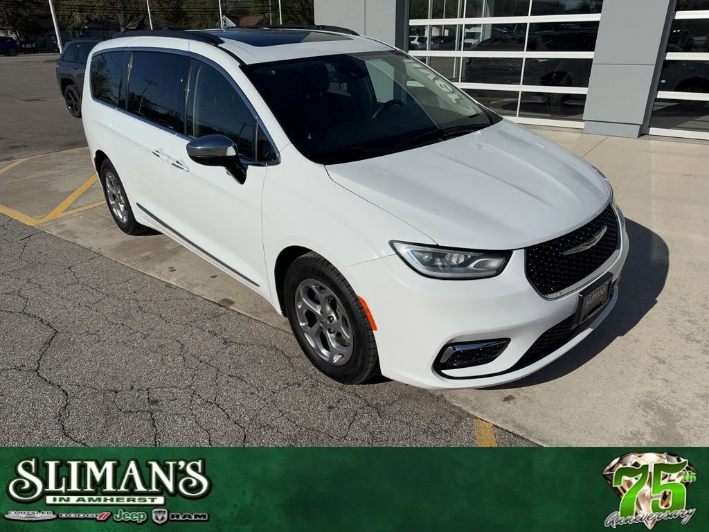 Used 2023 Chrysler Pacifica Limited FWD image 1