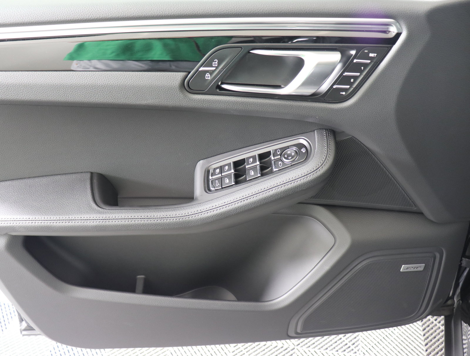 Used 2025 Porsche Macan image 25