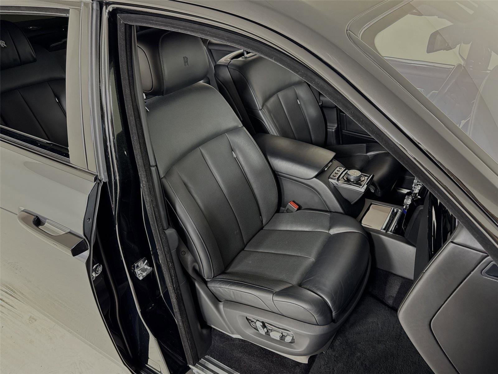 Used 2019 Rolls-Royce Phantom Sedan image 34