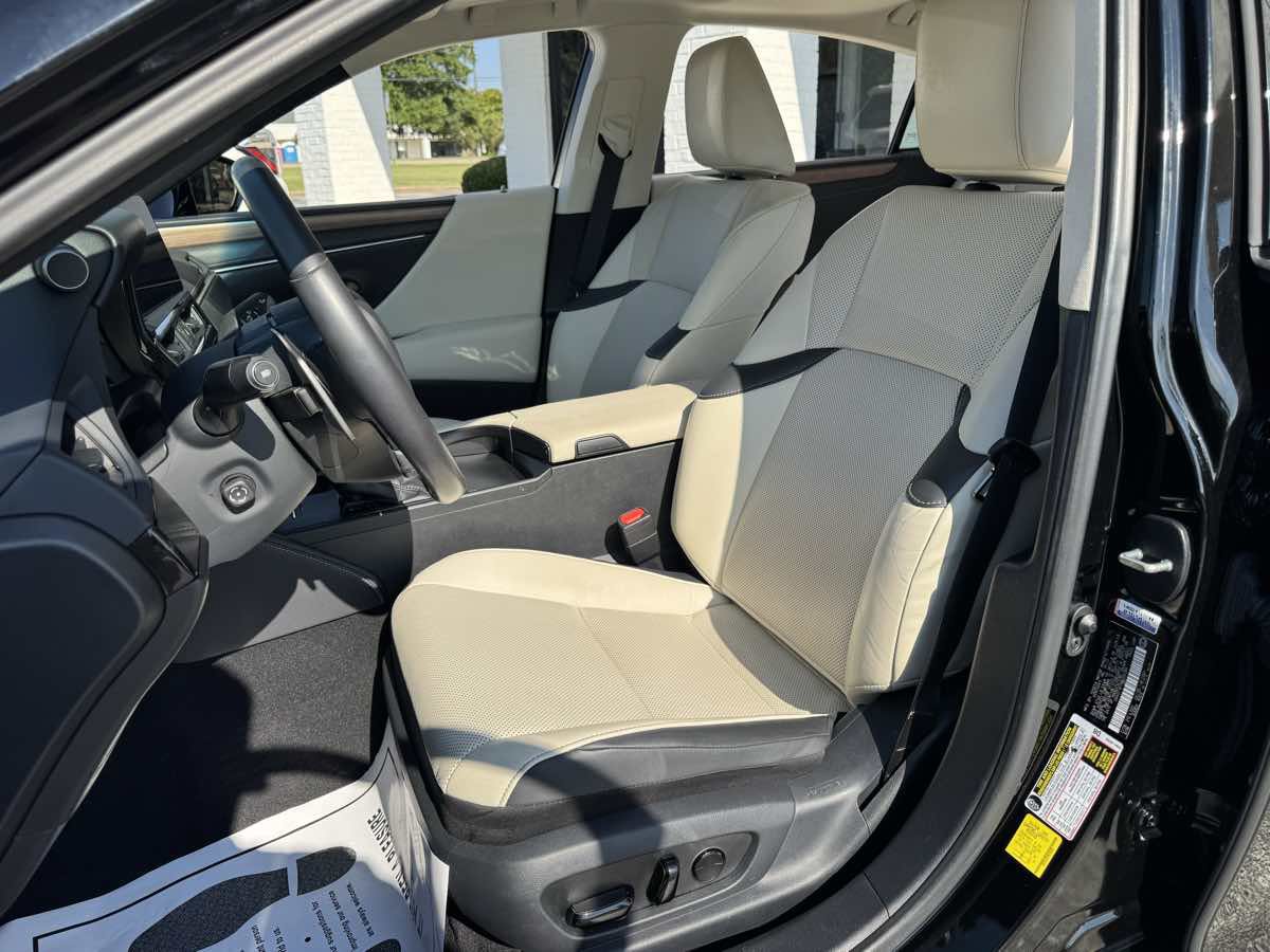 Used 2023 Lexus ES 350 w/ Premium Package FWD image 11