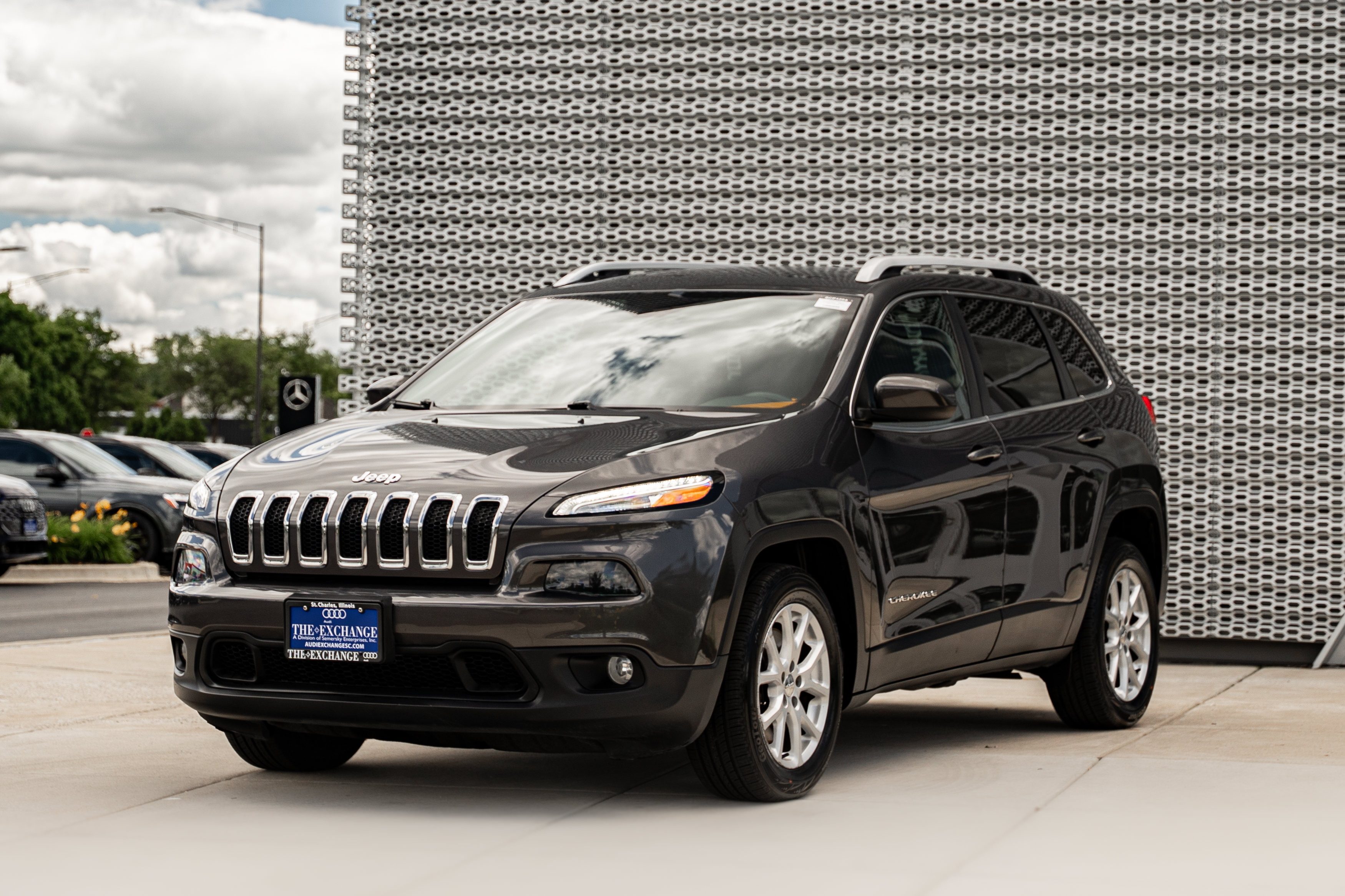 Used 2016 Jeep Cherokee Latitude w/ Cold Weather Group FWD image 7