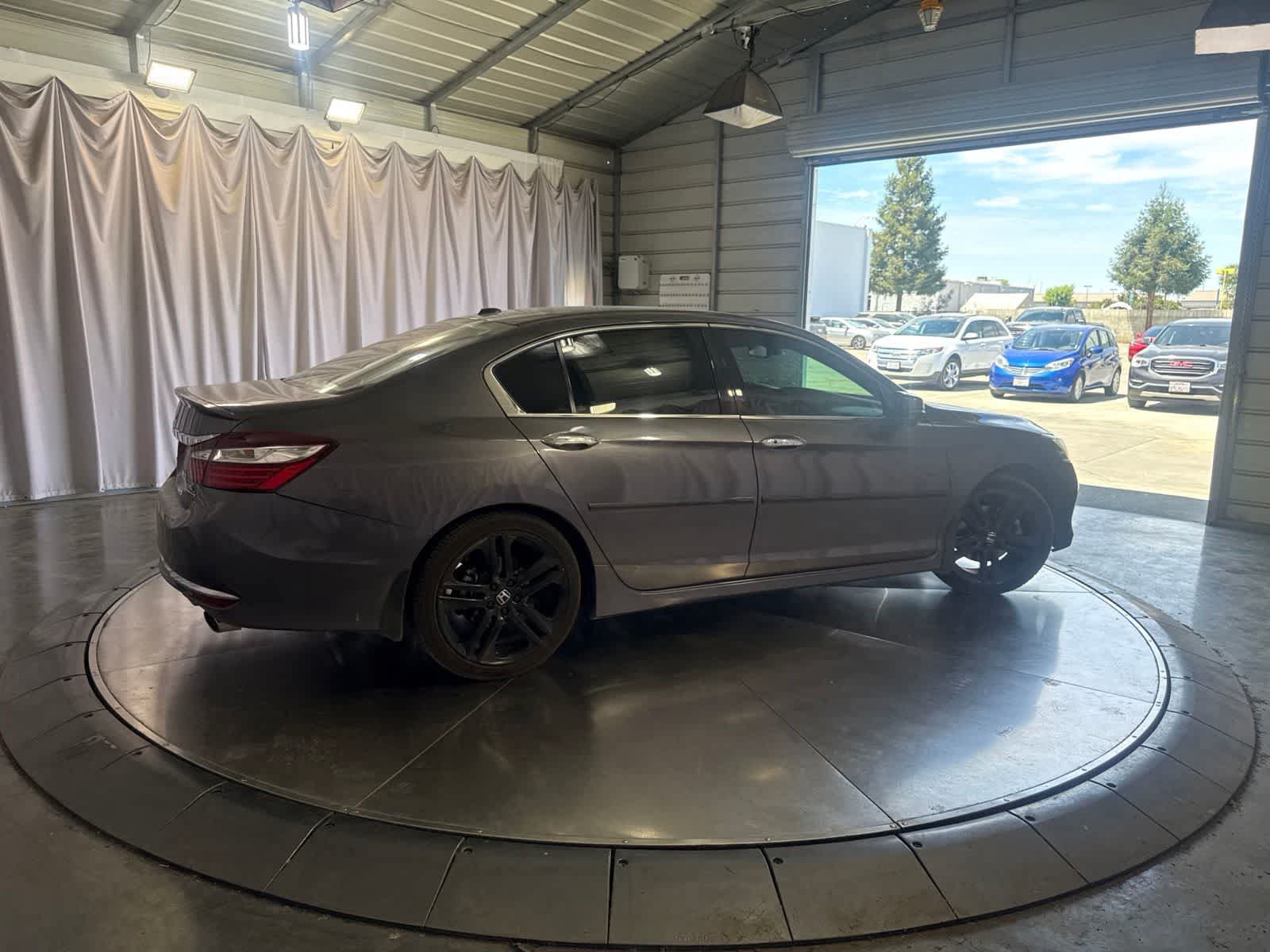 Used 2017 Honda Accord Touring image 4