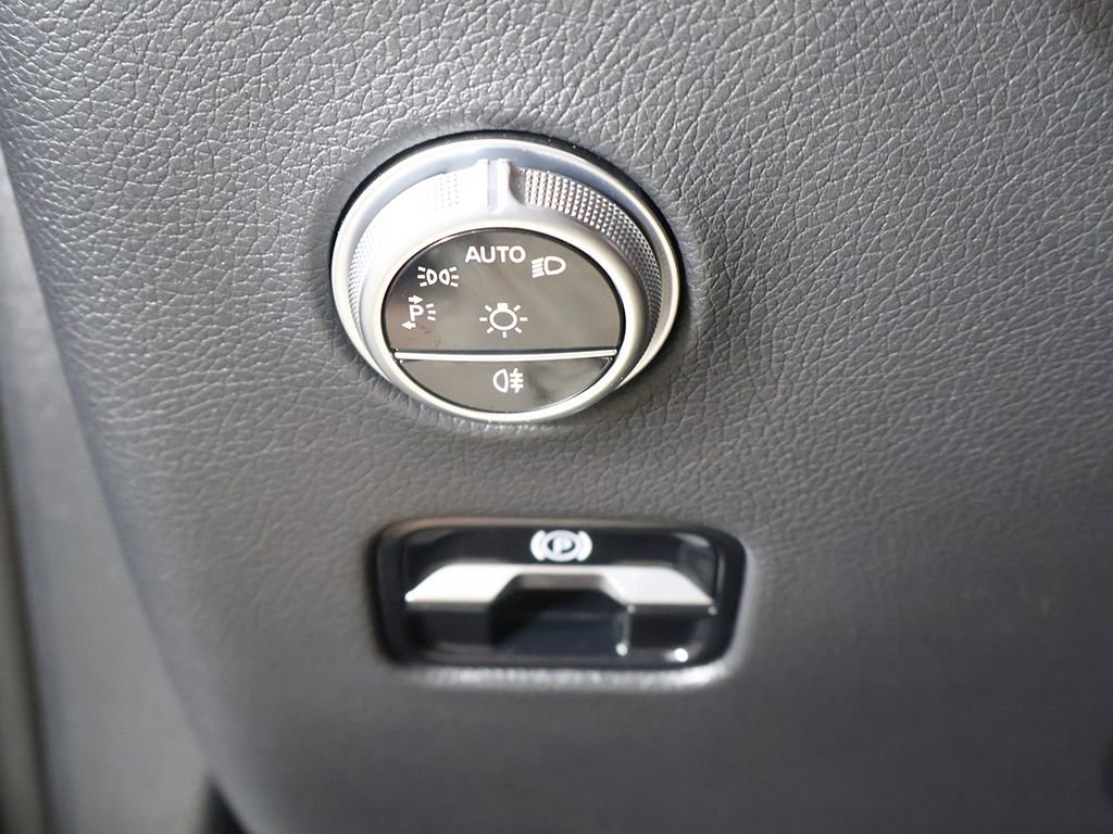 Used 2025 Mercedes-Benz GLC 300 4MATIC image 36