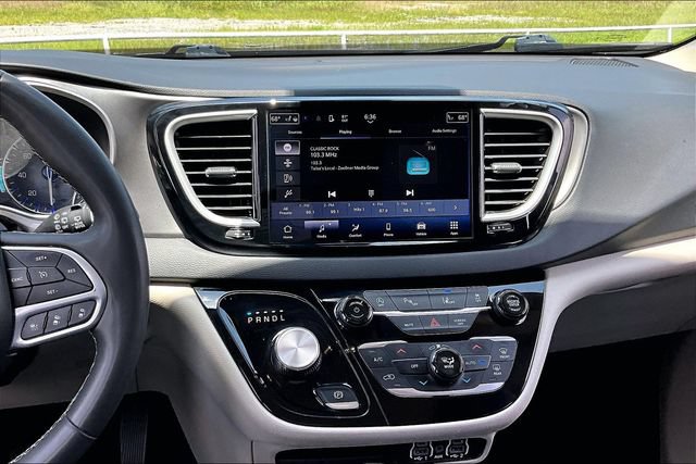 Used 2023 Chrysler Pacifica Touring-L FWD image 9