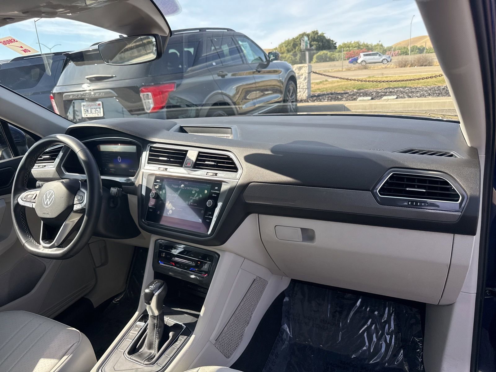 Used 2022 Volkswagen Tiguan SE FWD image 13