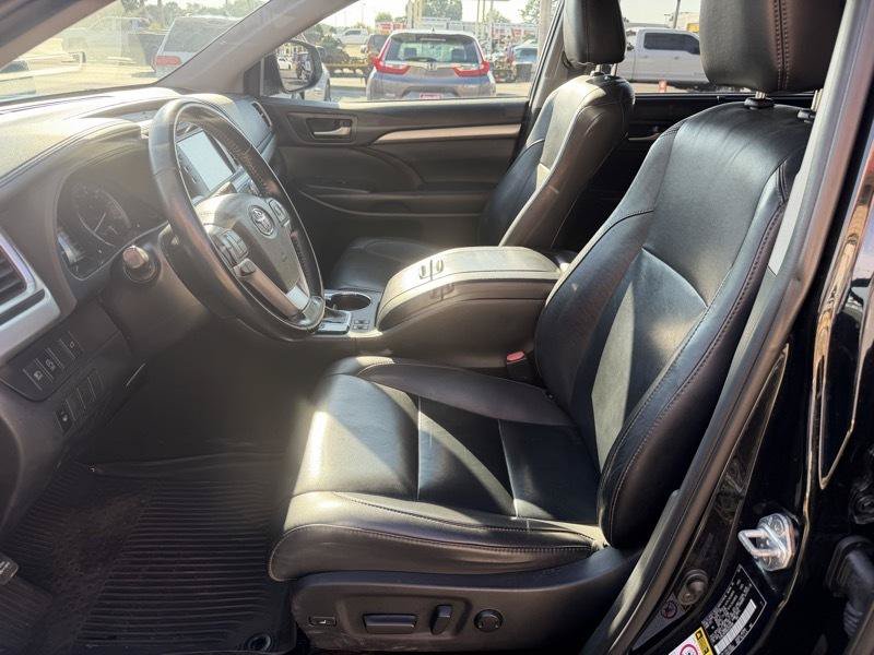 Used 2019 Toyota Highlander XLE FWD image 12