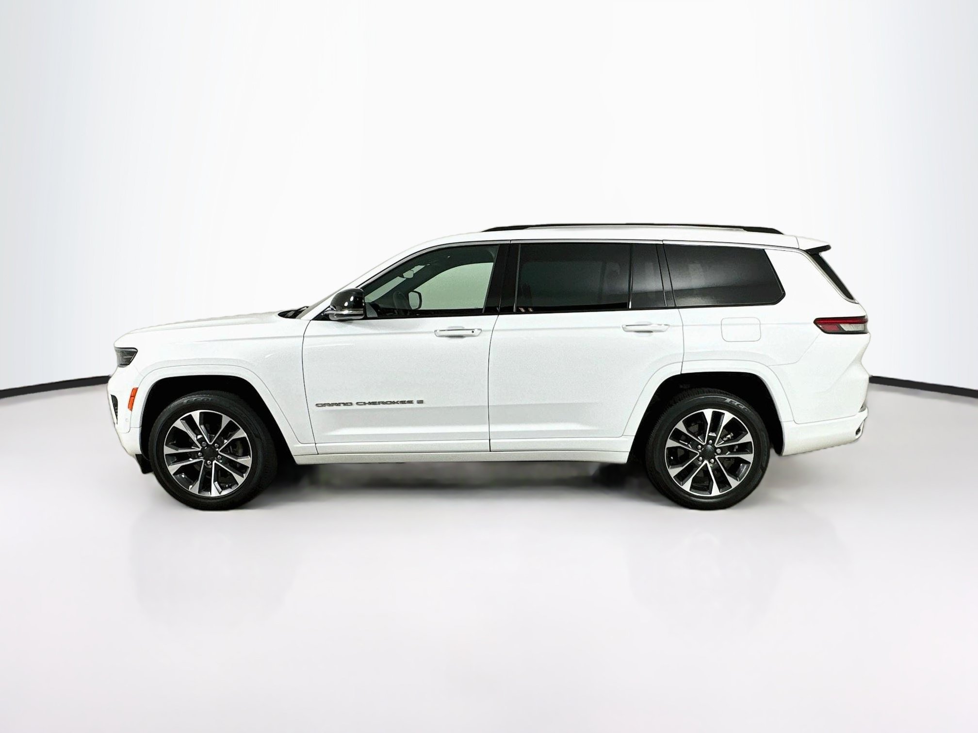Used 2023 Jeep Grand Cherokee L Overland w/ Rear Seat Video Group I RWD image 4