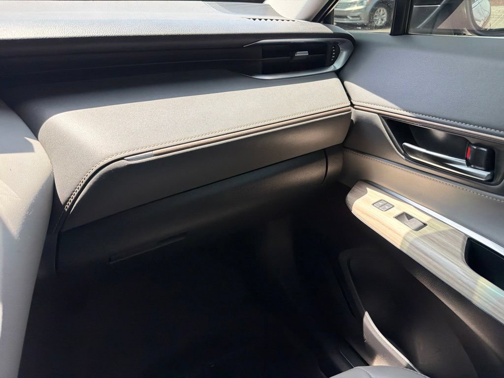 Used 2022 Toyota Venza XLE AWD/4WD image 24