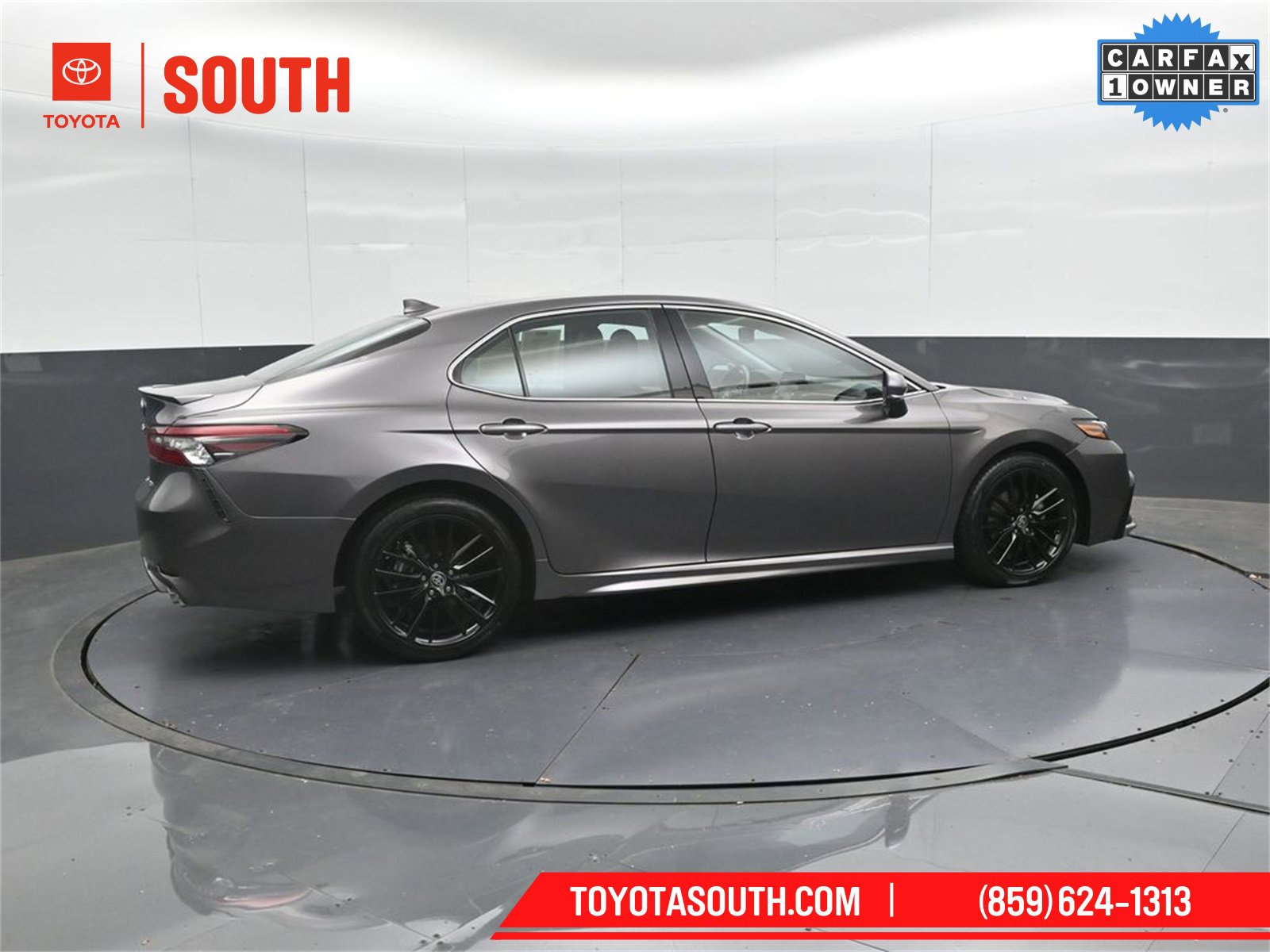 Used 2023 Toyota Camry XSE image 3