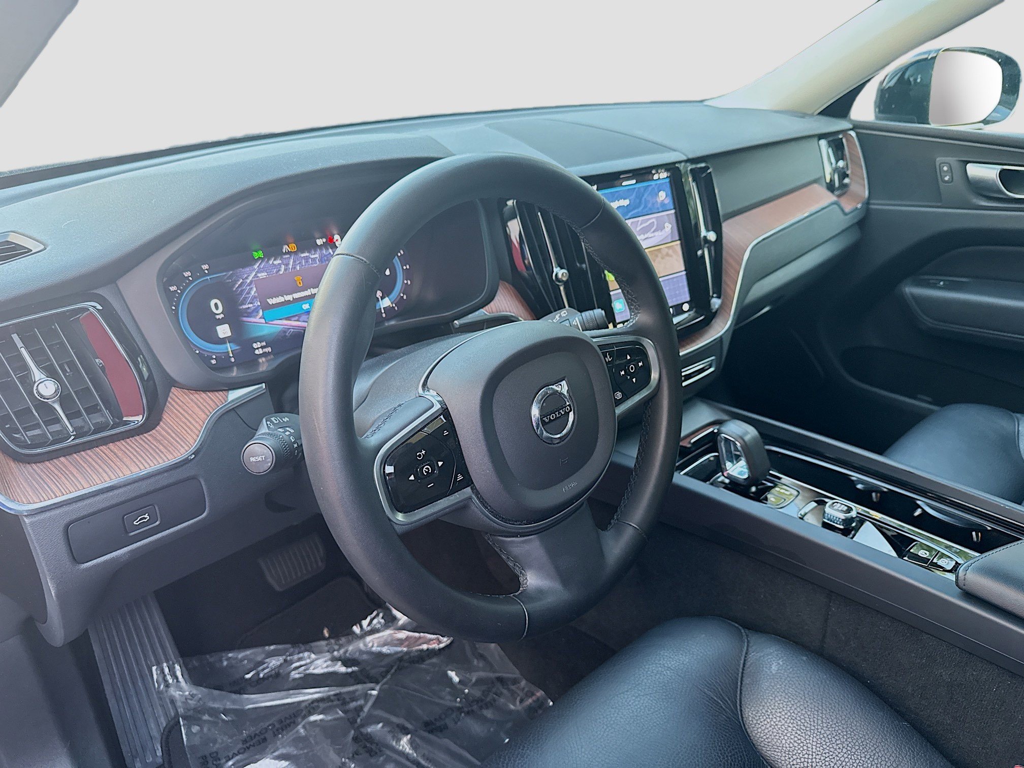 Used 2024 Volvo XC60 B5 Plus image 7