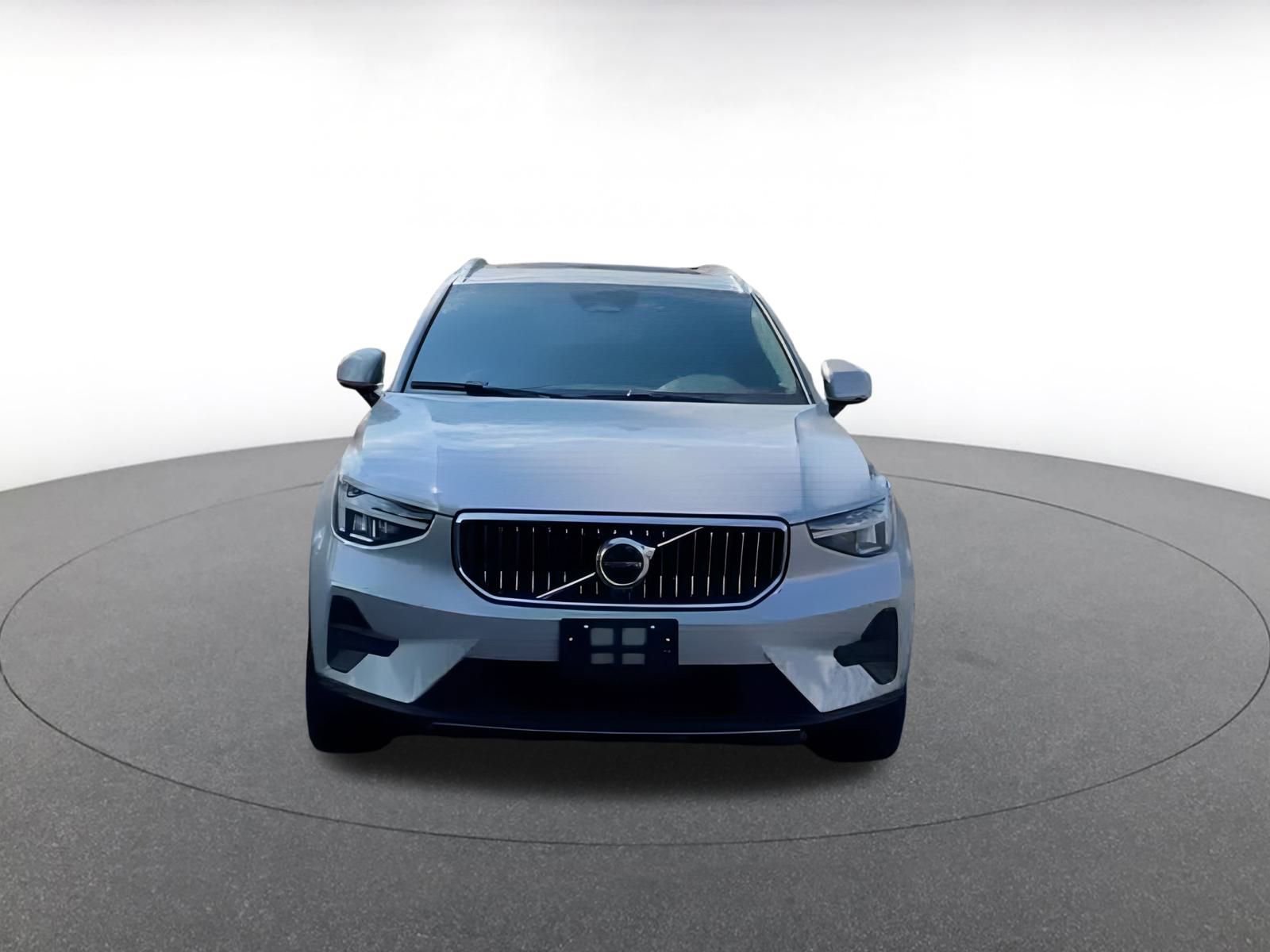 Used 2024 Volvo XC40 B5 Core image 4