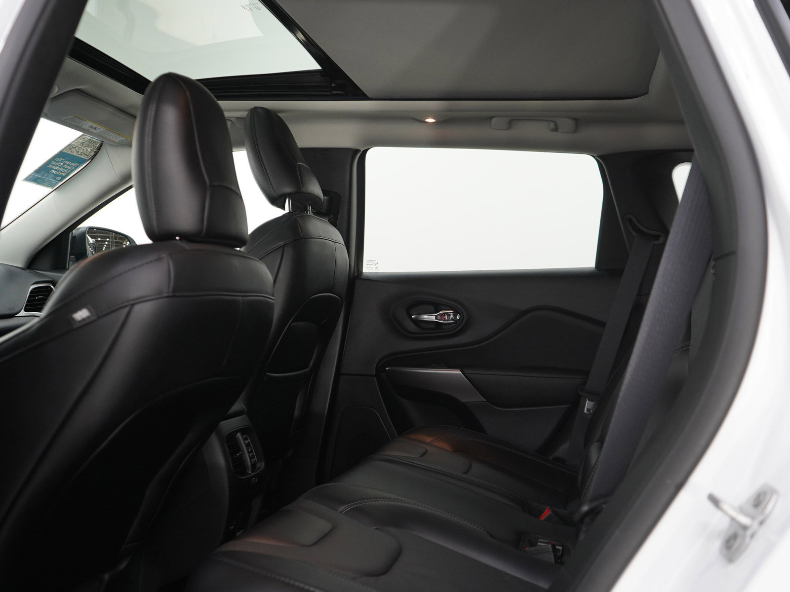 Used 2022 Jeep Cherokee Limited AWD/4WD image 16