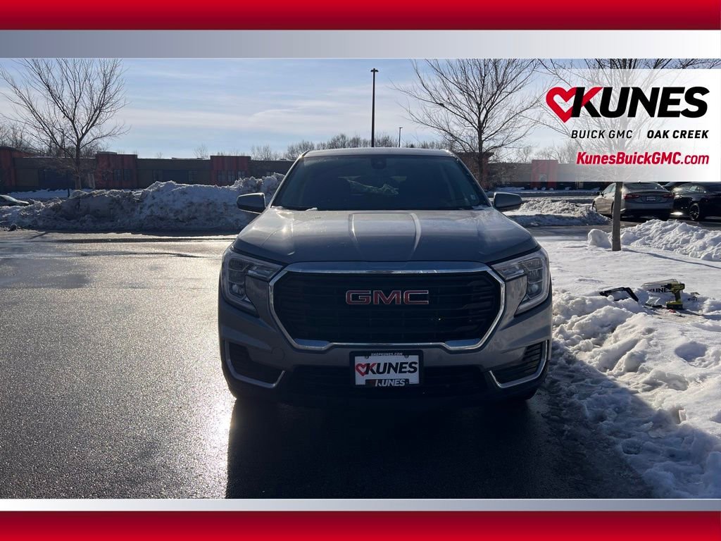 Used 2024 GMC Terrain SLE image 3