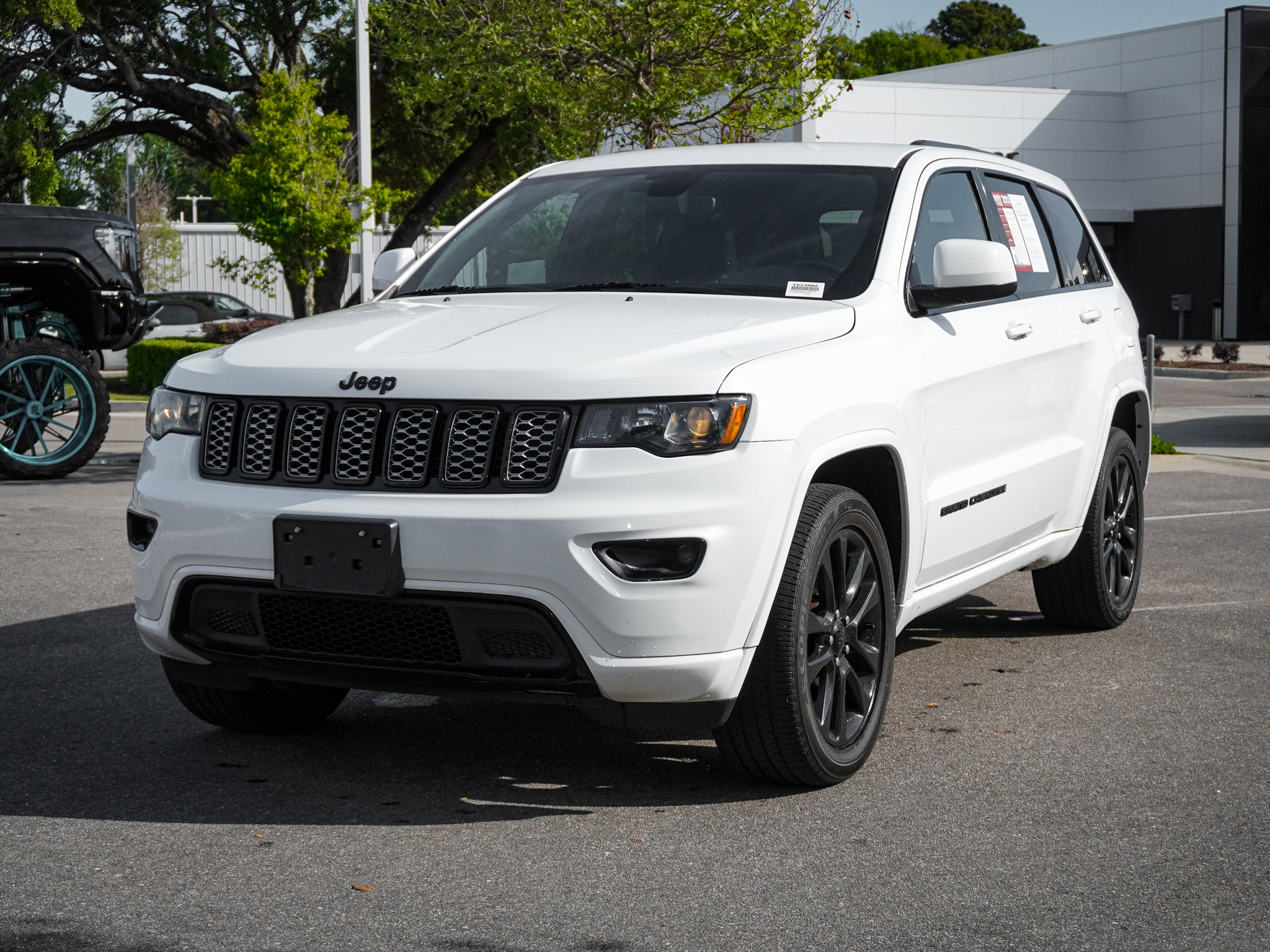 Used 2019 Jeep Grand Cherokee Altitude AWD/4WD image 5