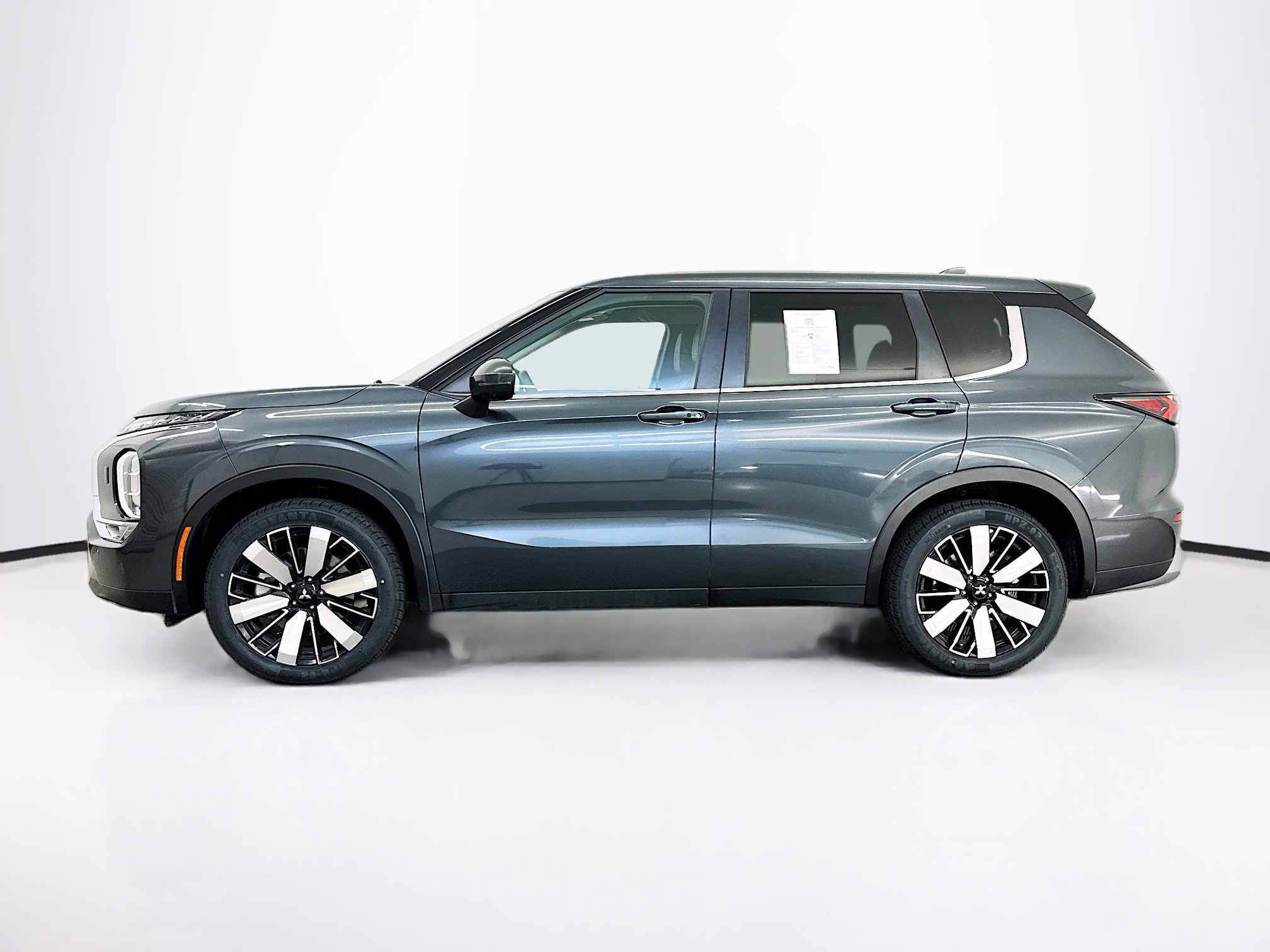 Used 2025 Mitsubishi Outlander SE image 4