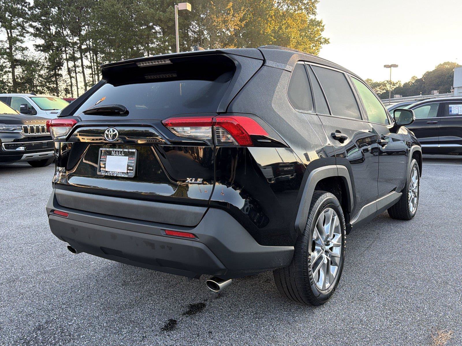 Used 2021 Toyota RAV4 XLE Premium FWD image 5