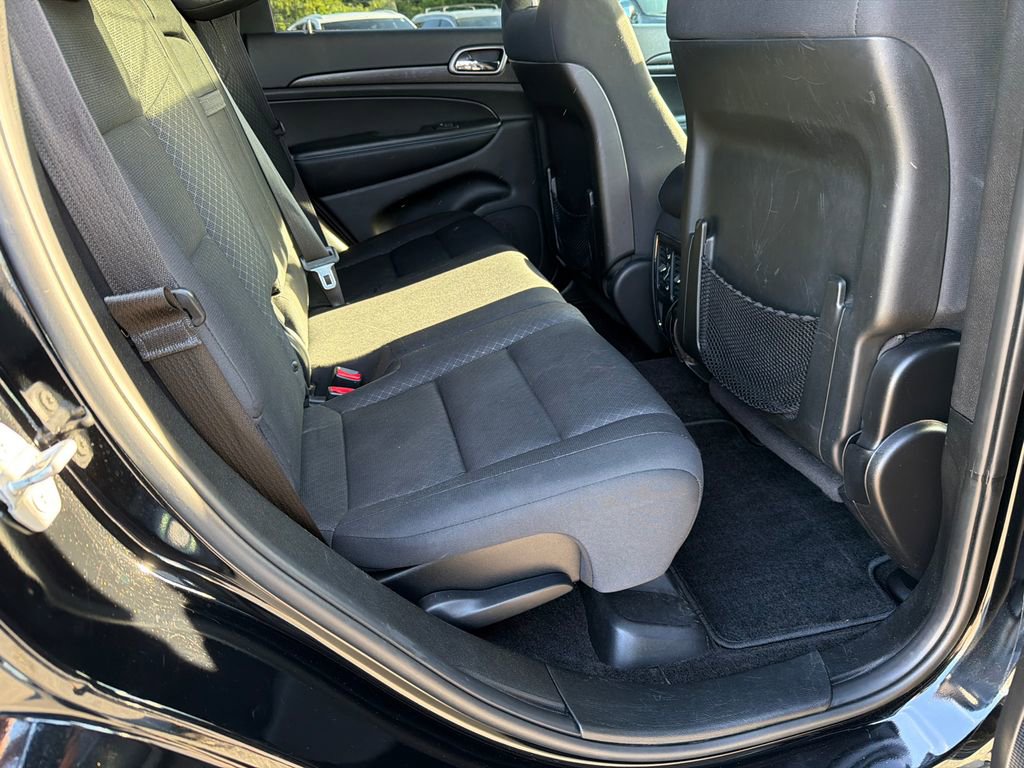 Used 2018 Jeep Grand Cherokee Laredo AWD/4WD image 15