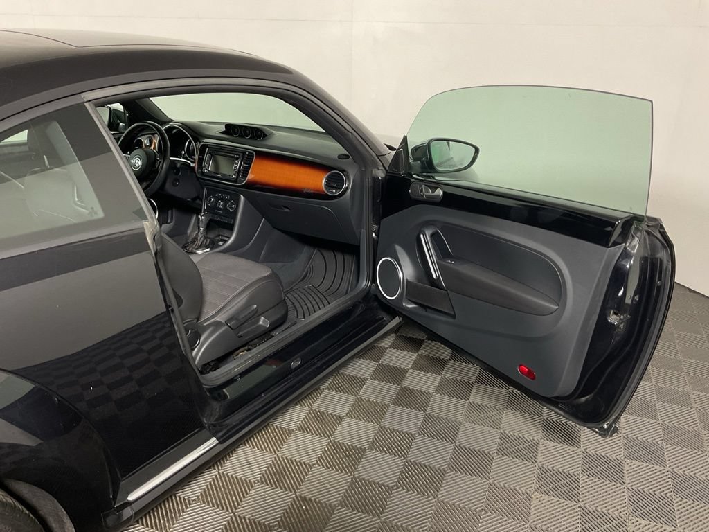 Used 2013 Volkswagen Beetle Turbo FWD image 31