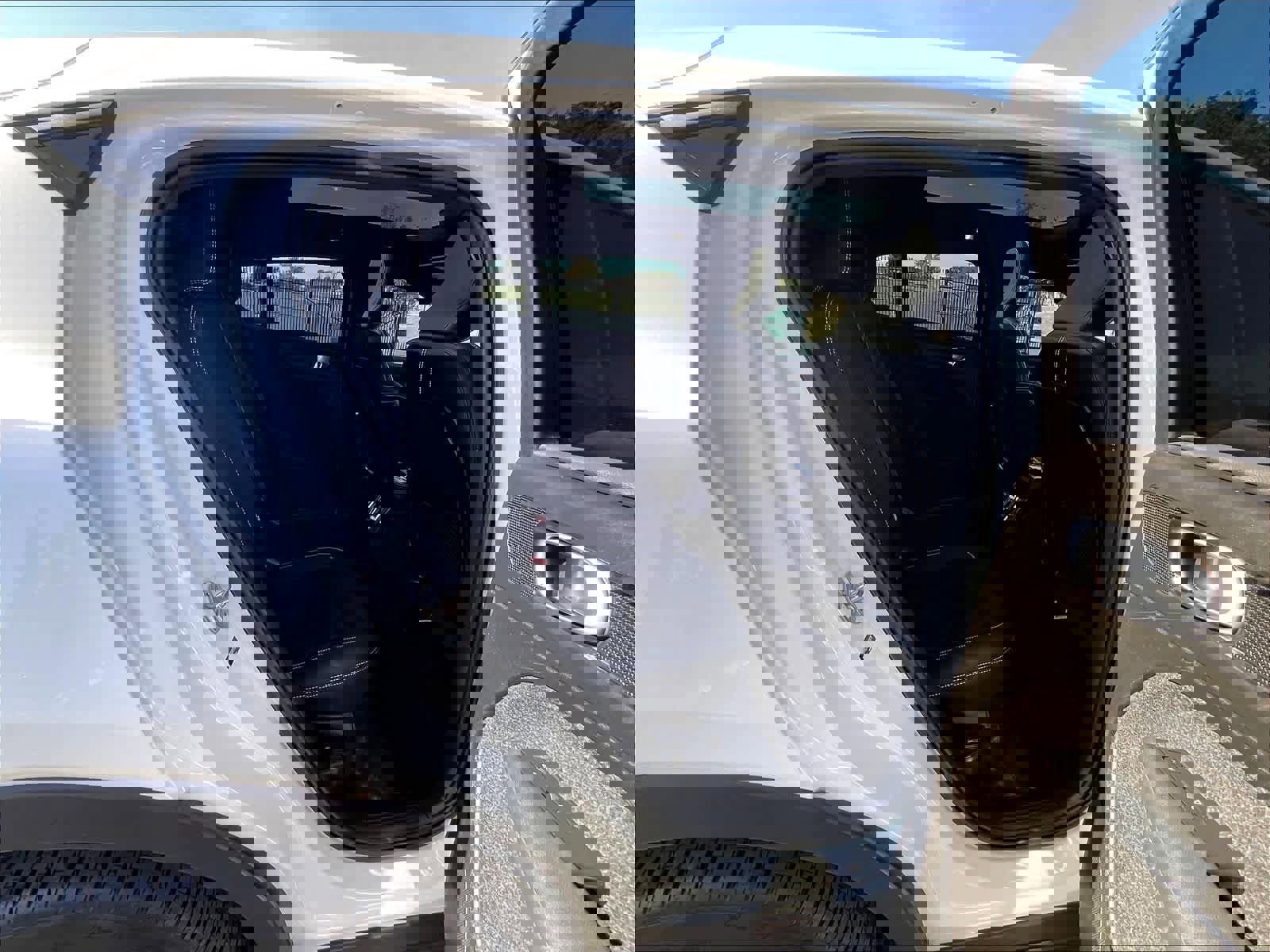 Used 2023 Volvo C40 P8 Recharge Ultimate image 29