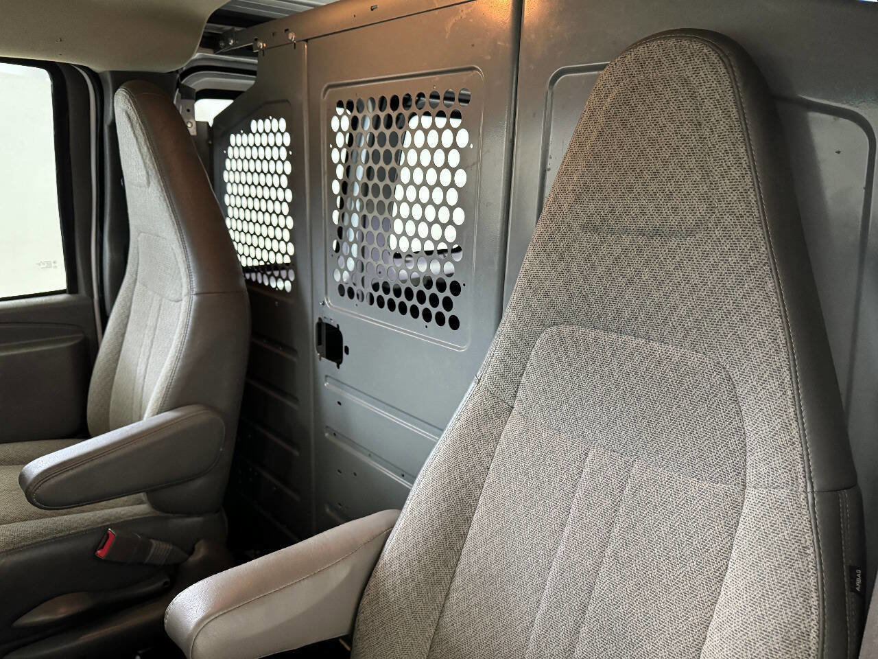 Used 2017 GMC Savana 2500 image 68