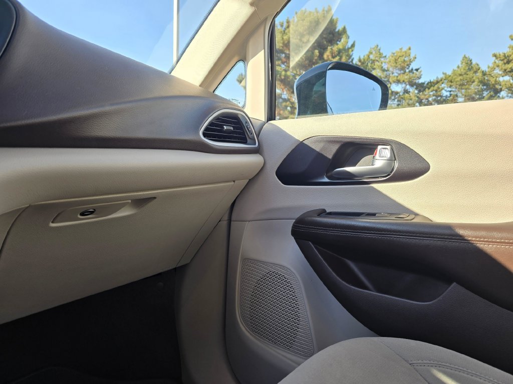 Used 2020 Chrysler Pacifica Touring w/ Tire & Wheel Group FWD image 29
