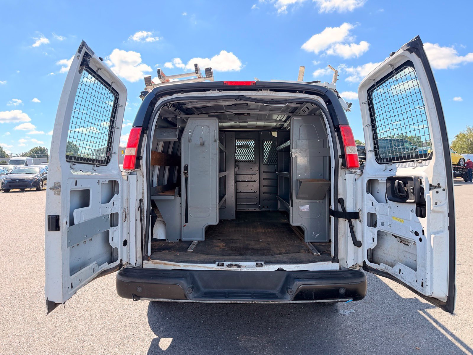 Used 2016 Chevrolet Express 2500 RWD image 19