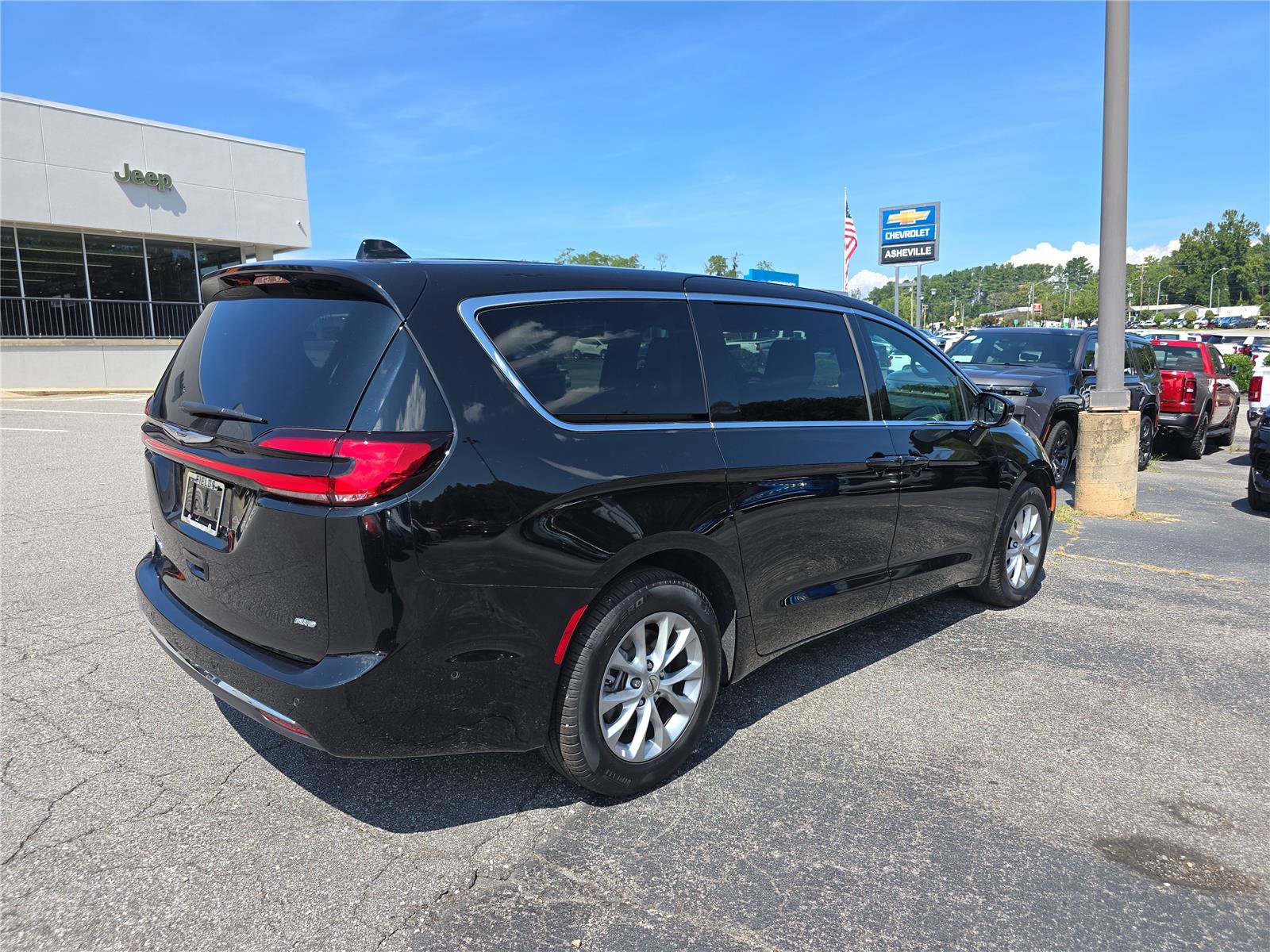 Used 2025 Chrysler Pacifica Select AWD/4WD image 3