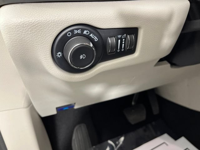 Used 2024 Chrysler Pacifica Touring-L FWD image 33