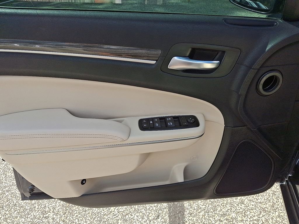 Used 2016 Chrysler 300 Limited image 13