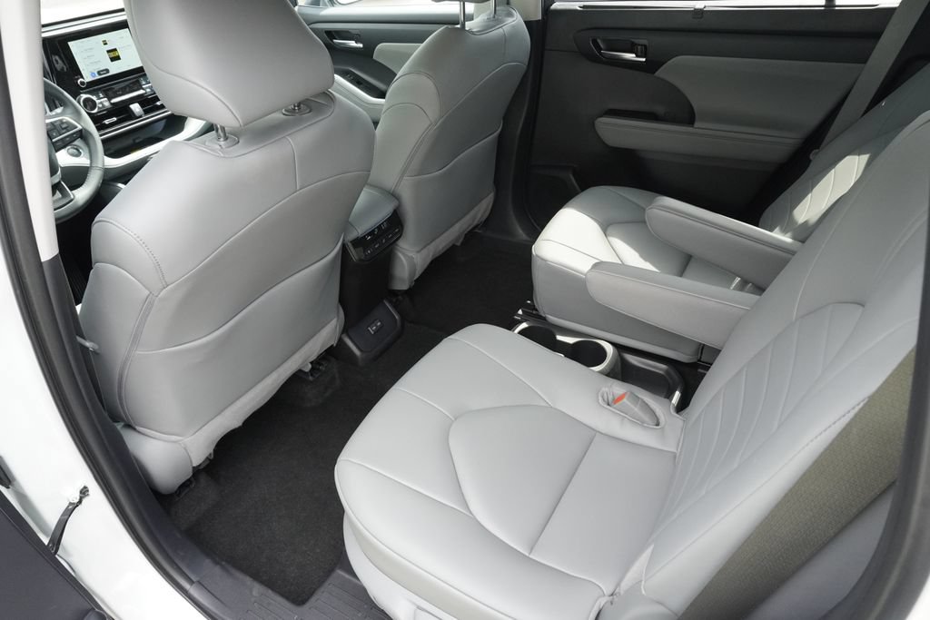 Used 2026 Toyota Highlander Limited AWD/4WD image 29
