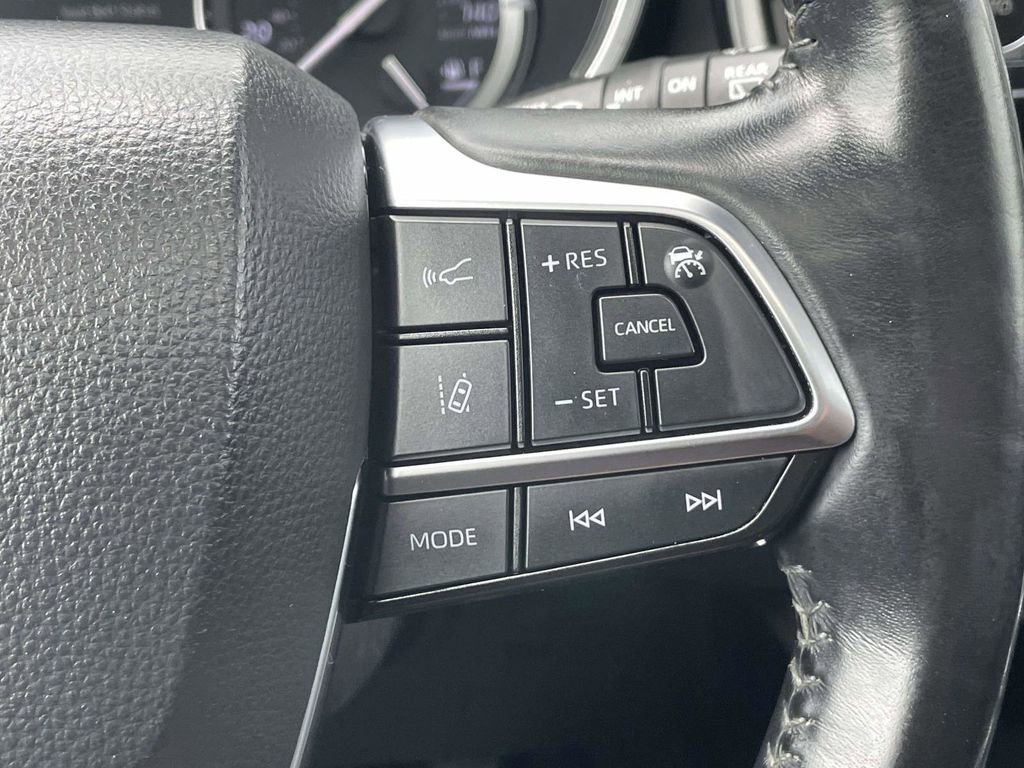Used 2021 Toyota Highlander XLE AWD/4WD image 30